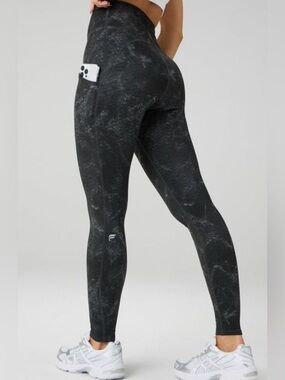 Fabletics Pure Lux Pocket Black Gray Medium Snakeskin Leggings EUC full length